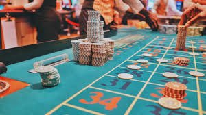 Interface permainan Three Card Poker kubet login yang menampilkan tangan pemain, tangan dealer, dan tombol keputusan